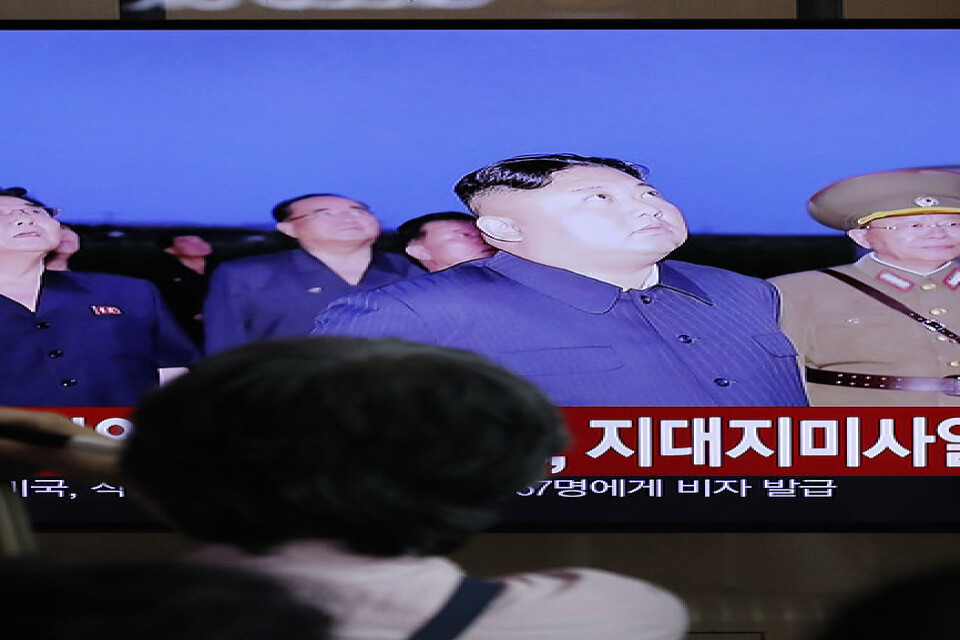 En tv-skärm på centralstationen i Sydkoreas huvudstad Seoul med rapportering om nordkoreanska robottester. Bilden är från den 16 augusti.