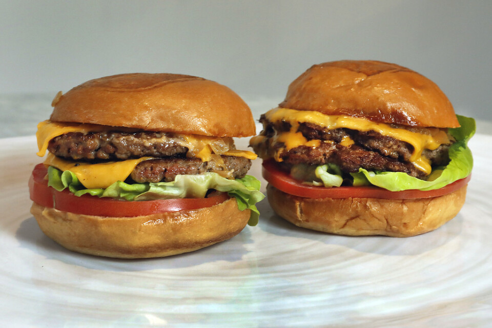 Aptiten på köttfria burgare ökar. På bilden syns en hamburgare gjord på kött och en på köttsubstitut från amerikanska Impossible Foods. Arkivbild