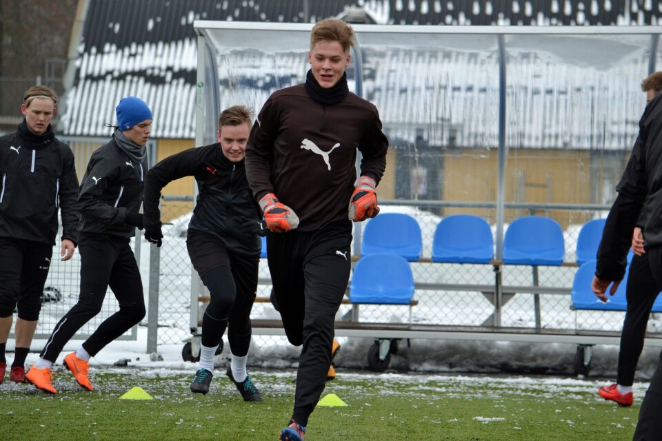Snabba fötter, snabba ryck. Hugo Persson är beredd på nästa kliv, med fotbollsakademin i Osby som språngbräda.