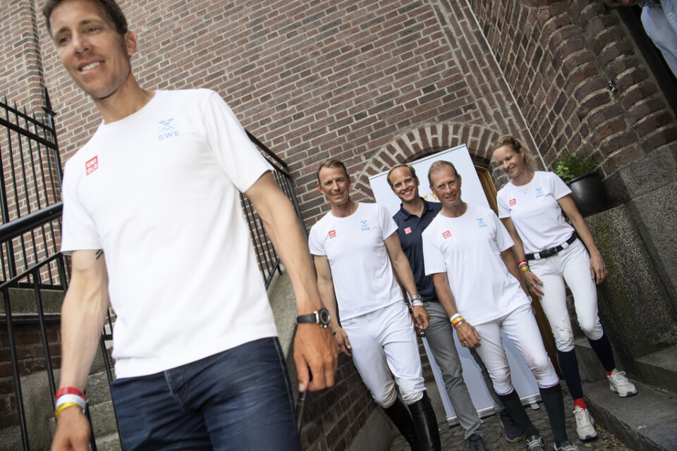 Det svenska OS-laget i hoppning, från vänster Henrik von Eckermann, Peder Fredricson, förbundskapten Henrik Ankarcrona, Rolf Göran Bengtsson och Malin Baryard Johnsson.