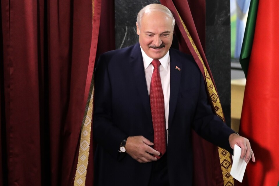 Vitrysslands president Aleksandr Lukasjenko lägger sin röst i parlamentsvalet på söndagen.