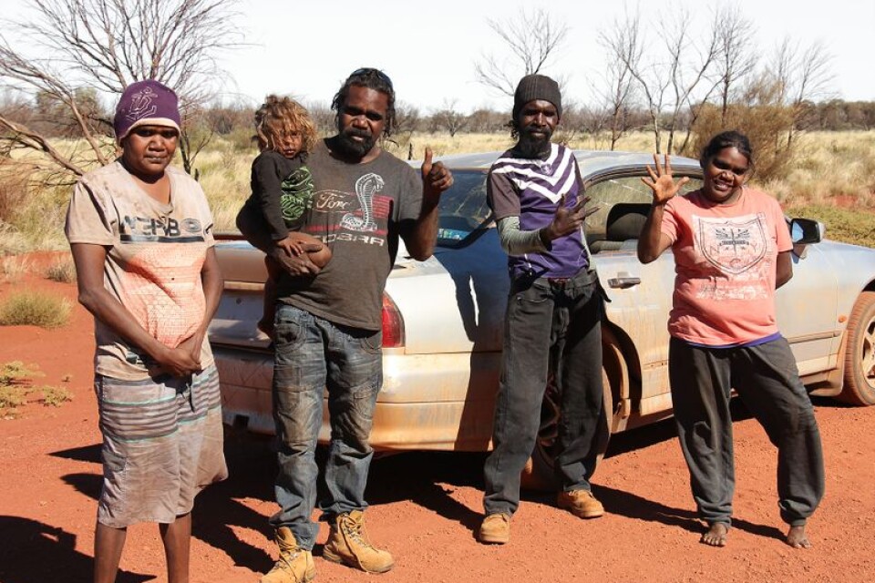 Ett av många möten med aboriginer på Great Central Road i den australiensiska vildmarken.