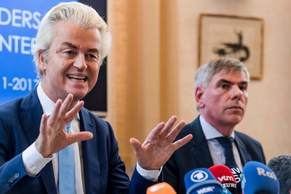 Nederländske missnöjespolitikern på extrema högerkanten Geert Wilders (t v) tillsammans med migrationskritikern Filip Dewinter under en presskonferens i Bryssel.