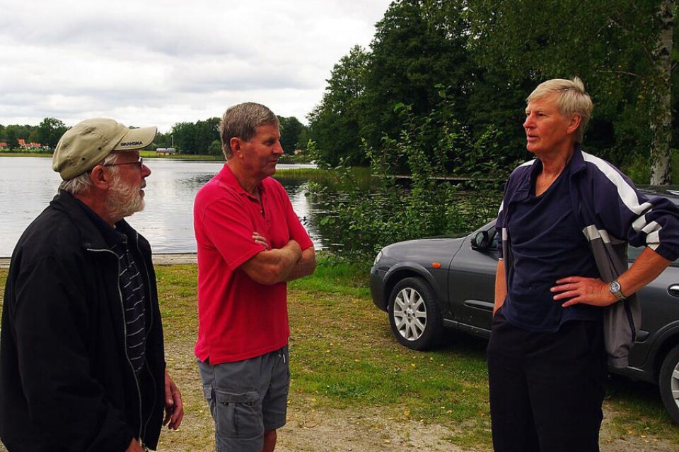 Ronny Nilsson, till vänster, Gösta Johansson och Lars Carlsson är tre av de som jobbar med att bekämpa sjögullen.