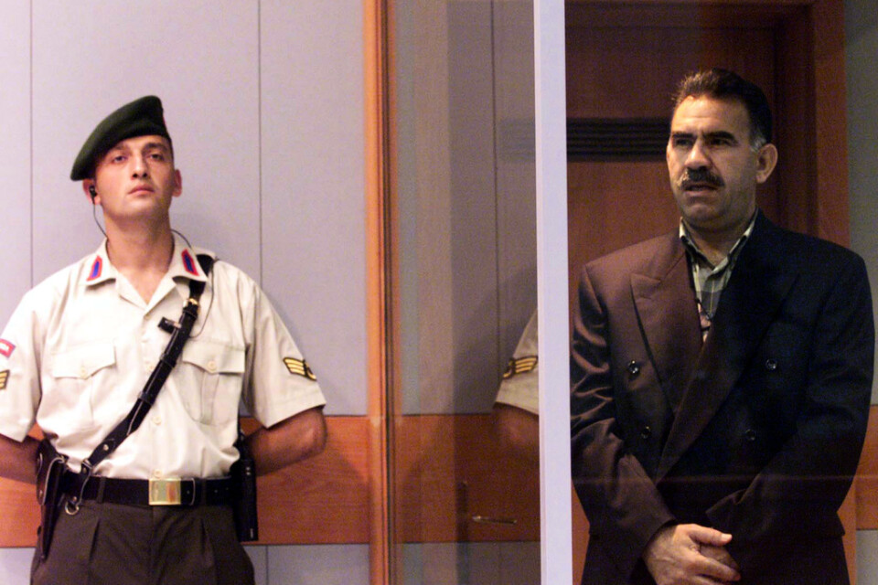 Abdullah Öcalan, t.h., under sin rättegång 1999. Arkivbild.