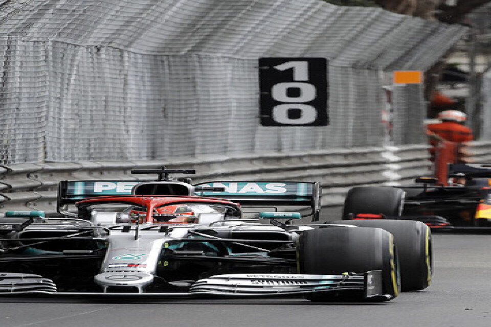 Lewis Hamilton med en vilt jagande Max Verstappen efter sig.