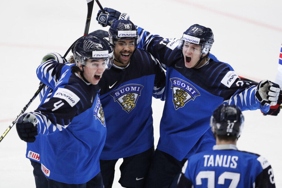 Finland jublar efter Joonas Odens (mitten) matchavgörande mål mot USA.