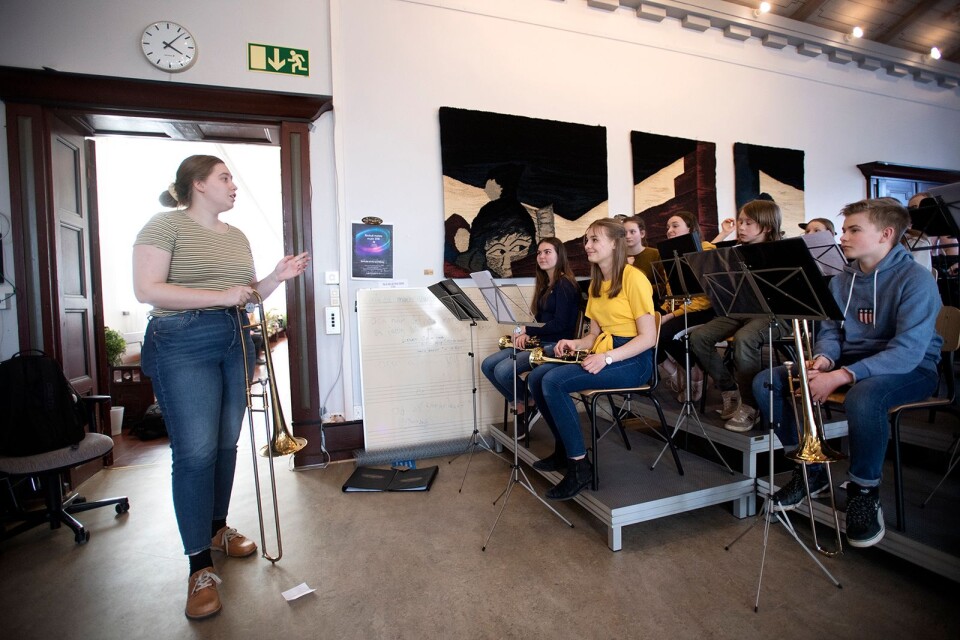 Maja Claesson, musiklärare ger instruktioner under den musikaliska generalrepetitionen.