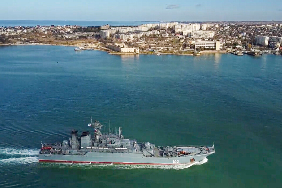 Ryska fartyget Kaliningrad seglar in i Sevastopols hamn innan anfallskriget inleddes. Arkivbild.
