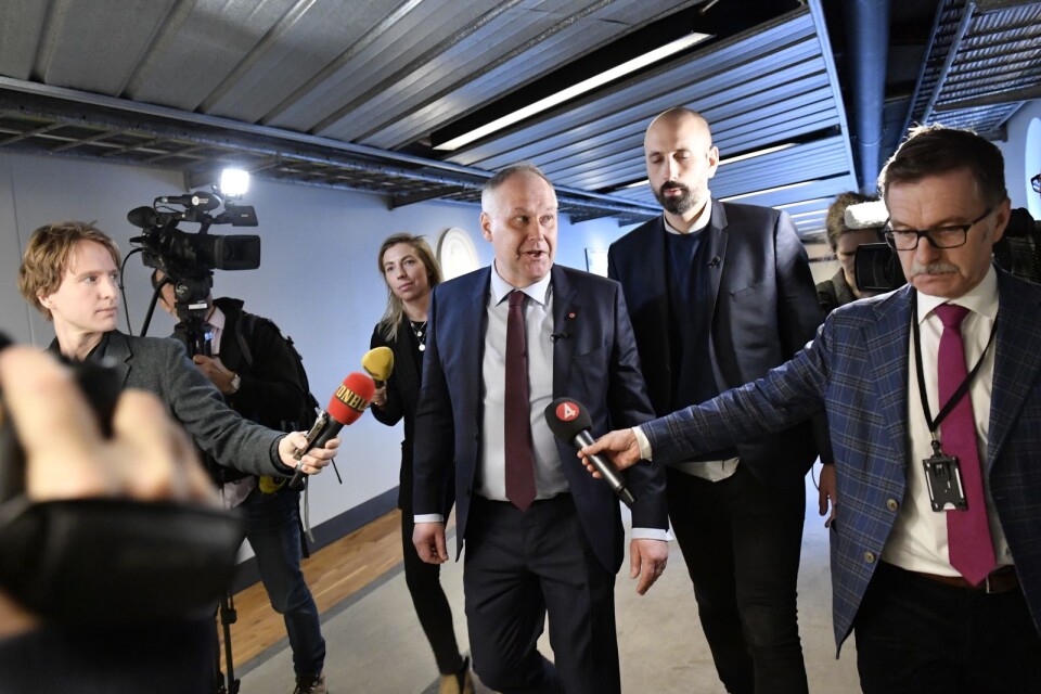 Vänsterpartiets partiledare Jonas Sjöstedt (V)  på väg för att träffa riksdagens talman.