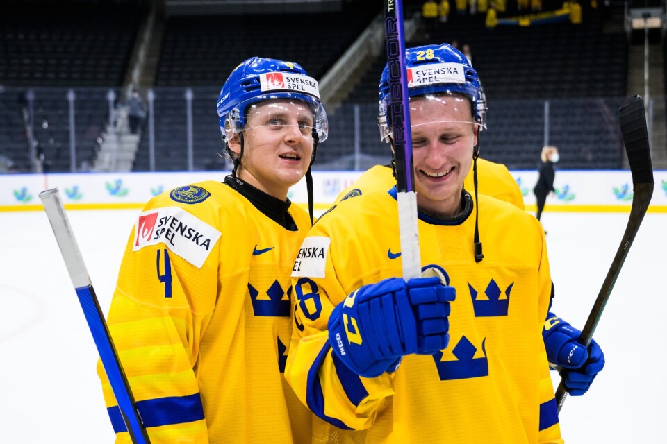 Trelleborgaren Oskar Karolji Magnusson, till höger, ler tillsammans med matchhjälten Emil Andrae efter att Sverige besegrat Lettland med 2–1 i kvartsfinalen i Edmonton.Foto: Bildbyrån