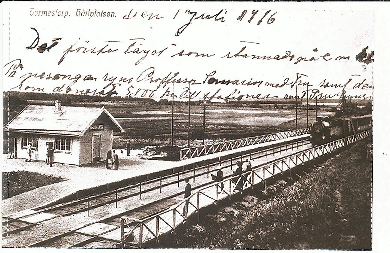 Idag är det exakt 100 år sedan det första tåget stannade vid hållplatsen i Tormestorp. Vykortet berättar om händelsen. FOTO: PRIVAT