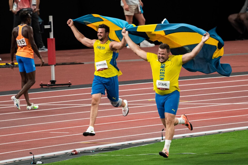 Daniel Ståhl och Simon Pettersson firar tillsammans.