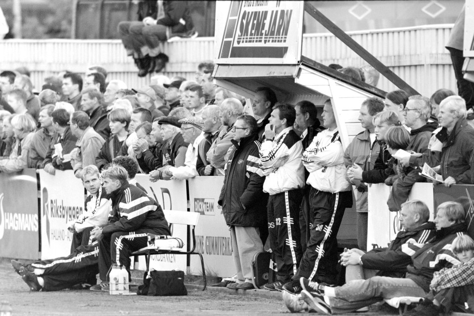 Elfsborgs bänk på vävarevallen 1 oktober 1995. I mitten – tränaren Anders Linderoth.
