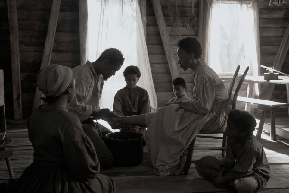 Slaven Peter (Will Smith) med sin familj i "Emancipation". Pressbild.