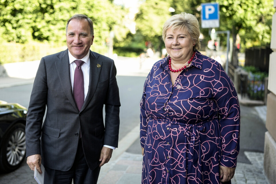 Stefan Löfven (S) och Norges statsminister Erna Solberg (H) på väg in till onsdagens möte.