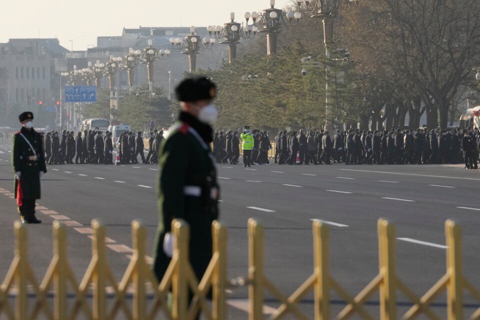 Deltagare anländer för en minnesceremoni i Peking för den tidigare ledaren Jiang Zemin.