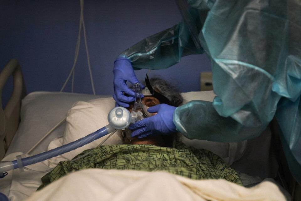 En covidsjuk patient vårdas i Orange i Kalifornien i det hårt coronavirusdrabbade USA. Arkivbild.