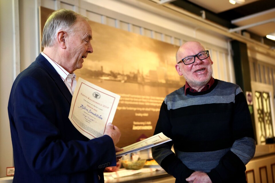 Björn Sandström, till höger, knep tredjepriset och fick tusen kronor och fint diplom av Bengt Bengtsson, ordförande för Kalmar stads hembygdsförening.