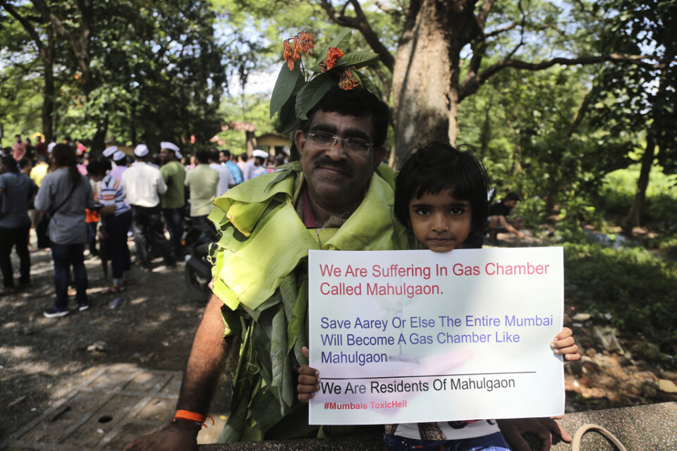 Aktivister under en protest i slutet av september mot förslaget att fälla närmare 3|000 träd för att göra plats för ett tågstall i Aarey Colony i Bombay.