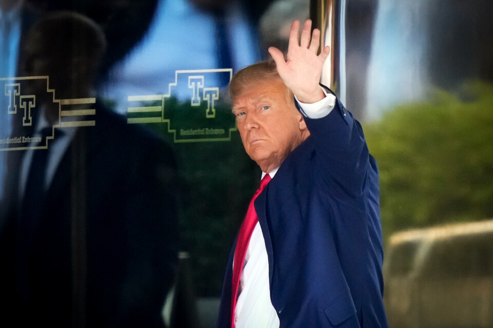 Donald Trump anländer till Trump Tower på måndagen, dagen innan domstolsförhandlingarna startar.