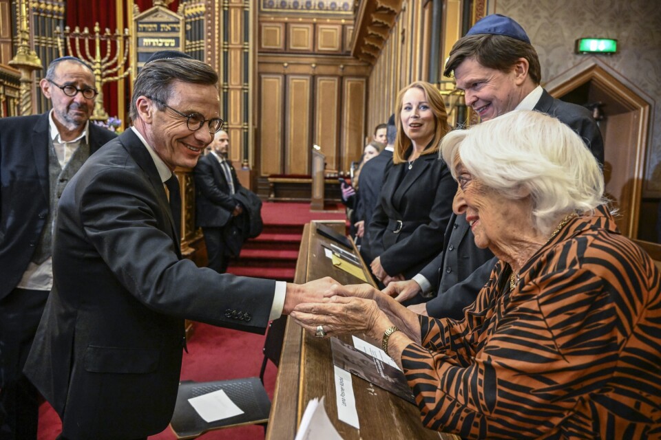 Statsminister Ulf Kristersson (M) hälsar på Ruth Berlinger, Förintelseöverlevande, i Stockholms stora synagoga på Förintelsens minnesdag förra året.