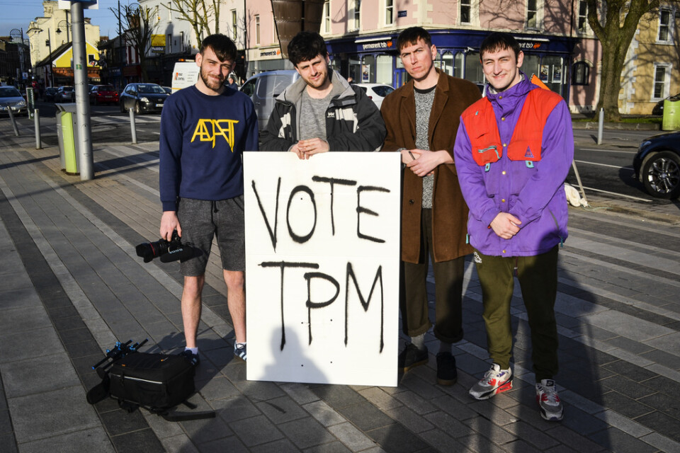Andrew McGahon, Jack O'Donnell och bröderna Charles och Andrew Hendy manar invånarna i Dundalk att rösta på brödernas hiphopduo TPM. Fast egentligen stöder de vänsterpartiet Sinn Féin.