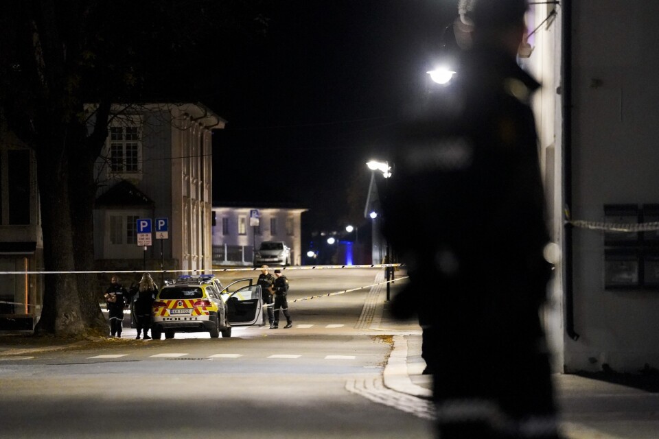 Polisen undersöker Kongsberg centrum efter pilbågsattacken. Arkivbild.