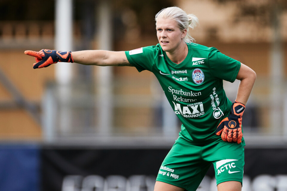 Eskilstunas målvakt Emelie Lundberg släppte in tre mål, varav en frispark från Kif Örebros planhalva, i den damallsvenska premiären. Arkivbild.