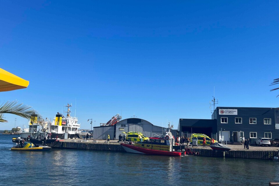 Efter räddningsinsatsen bogserades vattenskotrarna in till Ölandskajen vid Sjöräddningssällskapet.