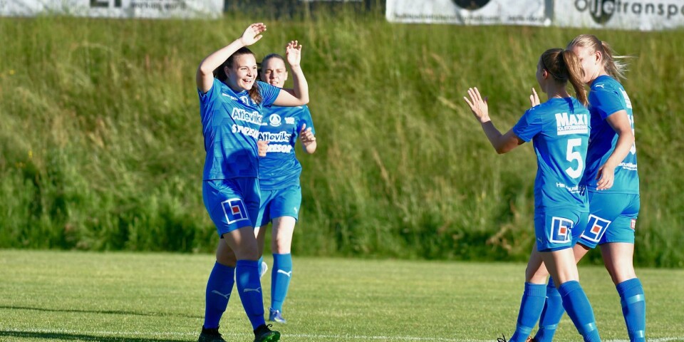 Saga Sthen gratulerar Linn Nilsson (5), som satte 3–0 till Älmhult mot Staffanstorp.
