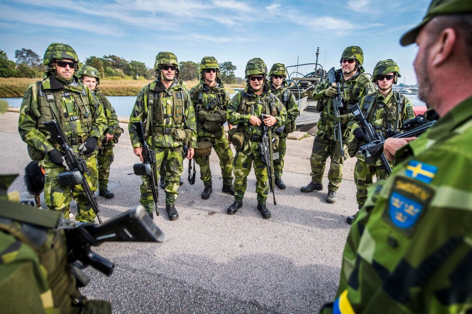Fredrik Hansson, övningsledare och chef för Blekingegrupp, ger instruktioner till de samlade soldaterna.