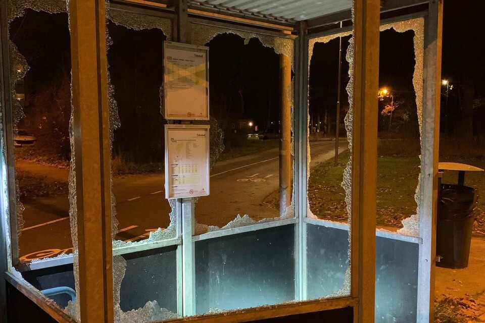 En busshållplats i Kalmar utsattes under natten för skadegörelse.