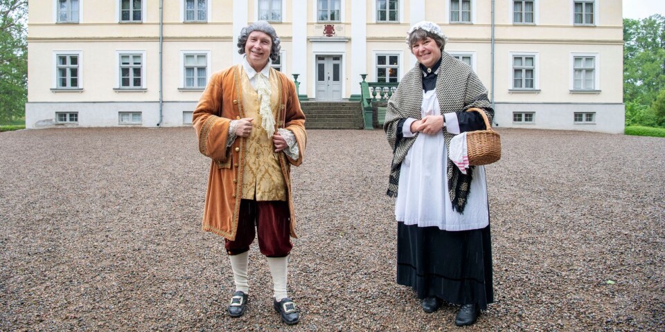 Carl von Linné och husan Matilda visar gärna upp sina respektive stoltheter