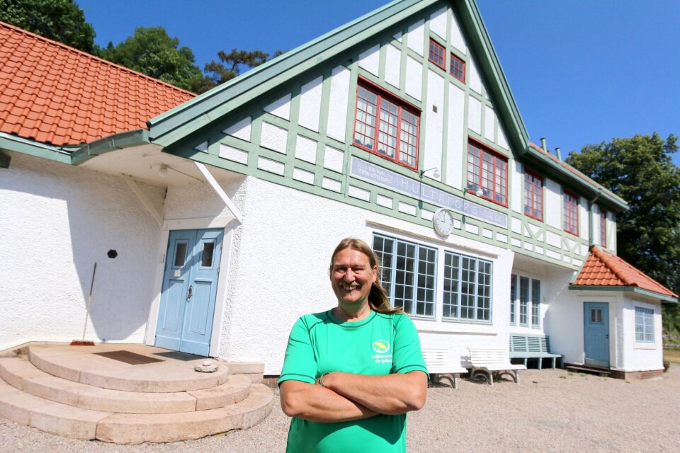 Sassi Wemmer är fotograferad vid Hultafors station som blivit bygdegård. Han är starkt engagerad i sin hemort och vill att hela kommunen ska leva.