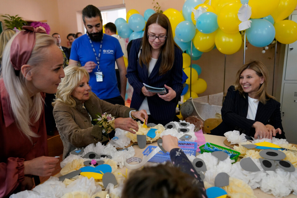 USA:s första dam Jill Biden, nummer två från vänster och Ukrainas dito Olena Zelenska, längst till höger på besök i en skola i Uzjhorod i västra Ukraina på söndagen.