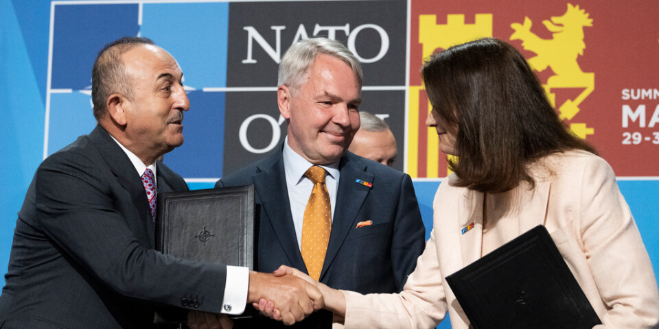 Finlands utrikesminister Pekka Haavisto (i mitten) ser på när Turkiets Mevlüt Cavusoglu skakar hand med Sveriges Ann Linde vid Natotoppmötet i Madrid i förra veckan. Arkivfoto.