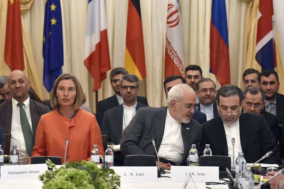 EU:s utrikeschef Federica Mogherini intill Irans utrikesminister Mohammad Javad Zarif när kärnenergiavtalet diskuterades i Wien i juli i fjol.