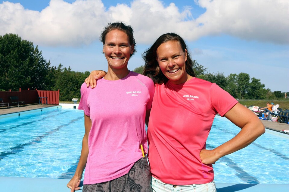 Alice och Anna Lohmann är simlärare på Åkerbobadet på somrarna. Nu är det 24 år sedan de började.