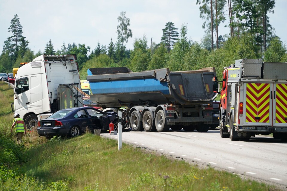 En lastbil och en personbil har krockat utanför Växjö.
