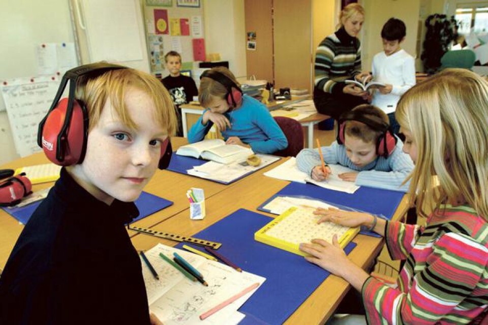 Det finns skolor som infört hörselskydd när klasserna blivit för stora och bullriga.