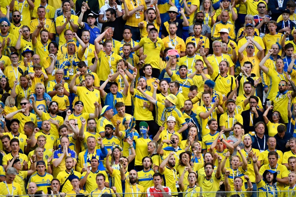 Svenska fans i slutminuterna av tisdagens åttondelsfinal mellan Sverige och Schweiz.