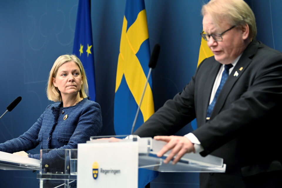 Statsminister Magdalena Andersson och försvarsminister Peter Hultqvist vid en pressträff i Rosenbad. Regeringen föreslår att försvaret stärks. Anslaget till det militära försvaret ska öka till 2 procent av BNP så snart det går.