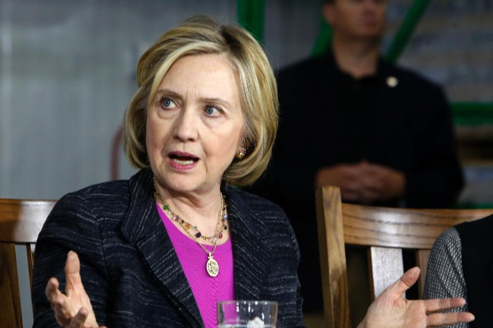 Amerikanska utrikesdepartementet har börjat offentliggöra mejl från tidigare utrikesministern Hillary Clinton. E-posten rör terrorattacken mot den amerikanska delegationen i Benghazi i Libyen 2012, då fyra amerikanska medborgare dödades. Mejlen har skap