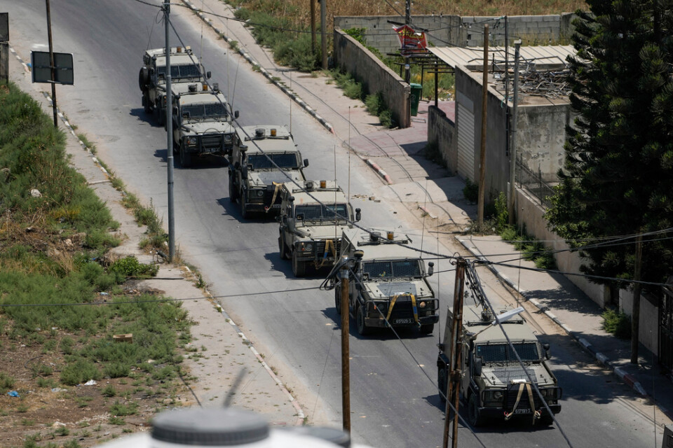 En konvoj med israeliska militärfordon i Jenin på måndagen.
