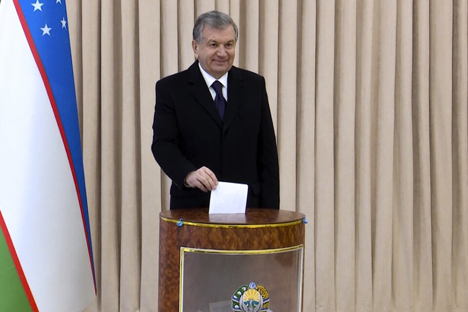Uzbekistans president Sjavkat Mirzijojev lägger sin röst, på en stillbild från statlig tv. Även det nyvalda parlamentet väntas stå bakom honom.