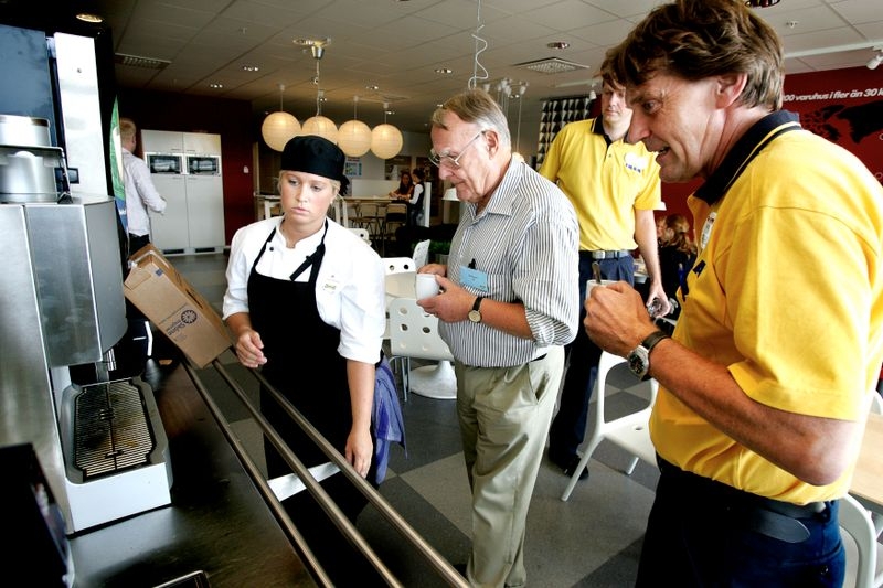 En nöjd Ingvar Kamprad besökte Ikea i Kalmar för en inspektion, här med varuhuschefen Åke Ohlsson och personal vid kaffeautomaten.