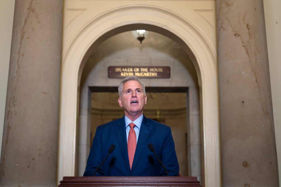 Representanthusets republikanska talman Kevin McCarthy meddelar att en riksrättsprocess ska inledas mot USA:s president Joe Biden.