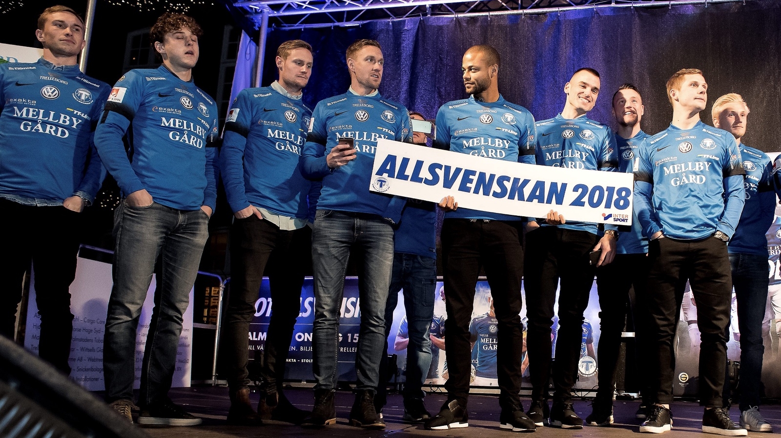 Trelleborgs FF firades under måndagskvällen på Rådhustorget i Trelleborg. IFK Hässleholms-produkten Albin Nilsson njuter längst till vänster i bild. Foto: Björn Sandberg