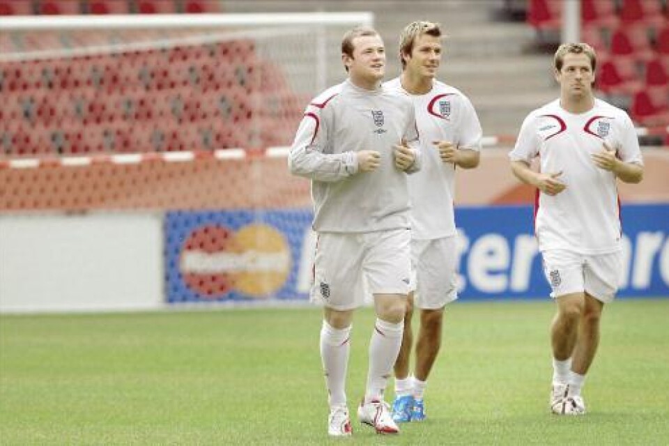 Wayne Rooney och Michael Owen (till vänster respektive höger) väntas bilda engelskt anfallspar. Foto: Filip Sjöfors.